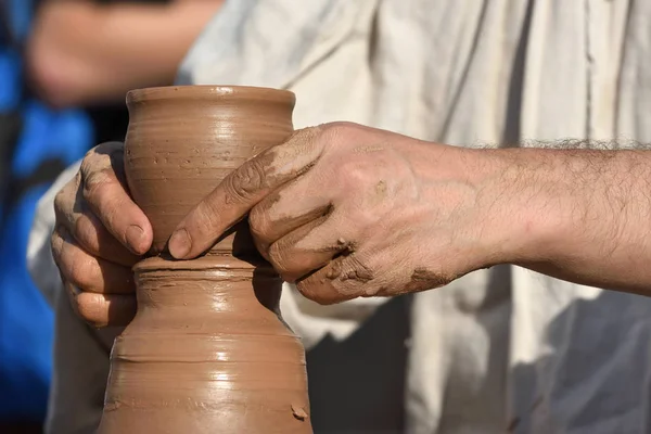 Çömlekçilik erkek ceramist bir el yapımı kil ürün oluşturur