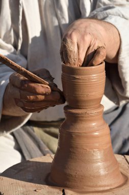 Çömlekçilik erkek ceramist bir el yapımı kil ürün oluşturur