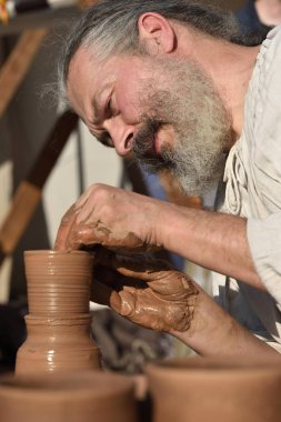 İnsanlar Vilnius'ta bir sürahi yapar.