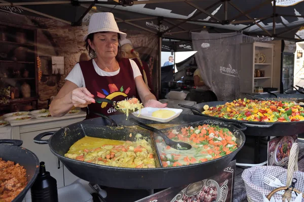 Mensen Trades eten op traditionele Vilnius City Fiesta — Stockfoto