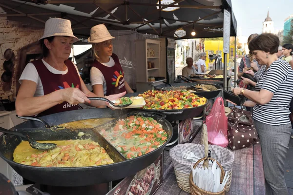 La gente comercia comida en el tradicional Vilnius City Fiesta — Foto de Stock