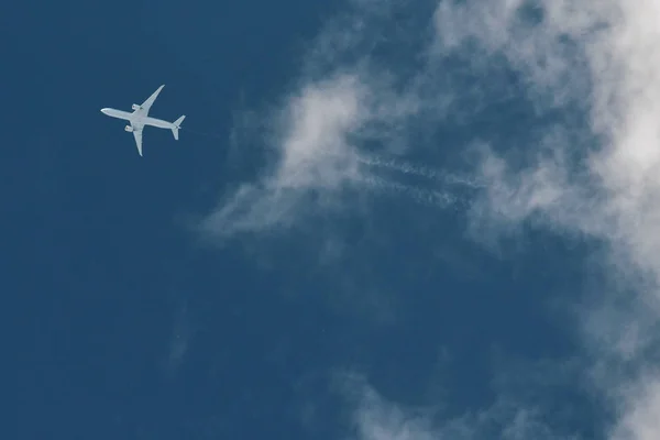 Avion dans le ciel bleu — Photo