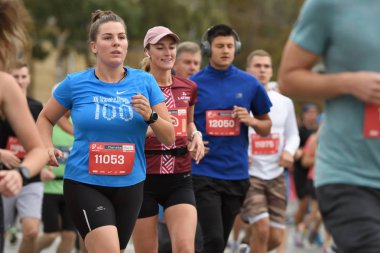 Vilnius Old Town'daki koşucular