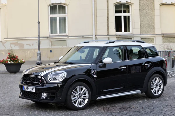 Mini Cooper Clubman estacionado na Cidade Velha de Vilnius — Fotografia de Stock