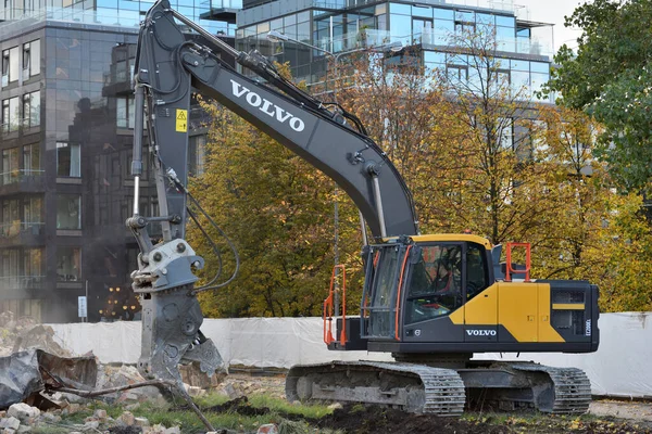 Koparka Volvo pracuje na budowie — Zdjęcie stockowe