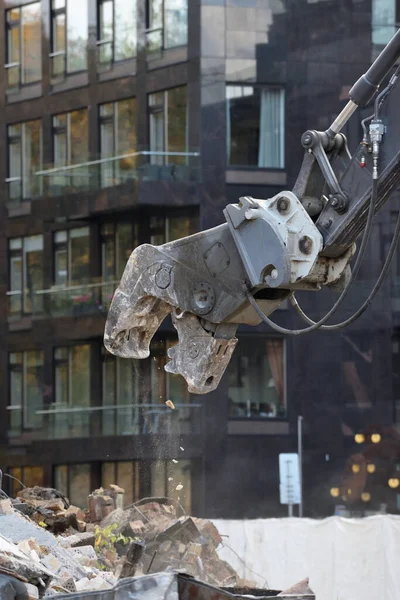 Grue avec ciseaux hydrauliques gros plan — Photo