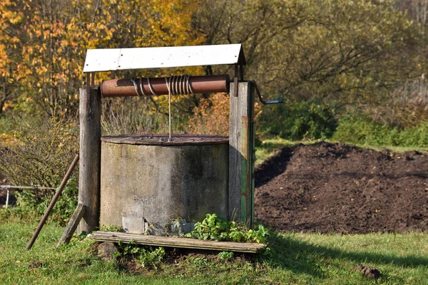 Pozo de agua vieja en el jardín — Foto de Stock