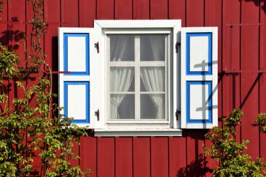 Küçük kır evindeki ahşap boyalı pencere.