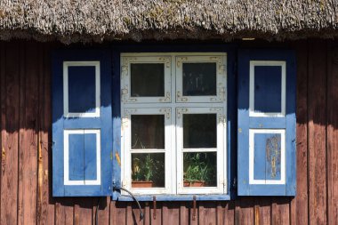 Küçük kır evindeki ahşap kırsal boya penceresi.
