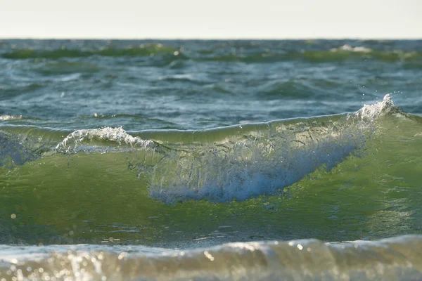 Deniz Okyanus Dalgaların Yakın Görüntüsü Yeşil Sarı Dalgalar Deniz Suyu — Stok fotoğraf