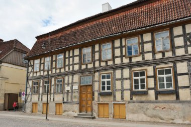 Kuldiga, Haziran 03: Eski kasabanın mimarisi 3 Haziran 2020 'de Letonya' nın Kuldiga kentinde. Kuldiga, Latvijas 'ın batı kesiminde, kendine özgü mimarisi olan antik bir şehirdir.