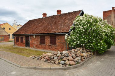 Kuldiga, Haziran 03: Eski kasabanın mimarisi 3 Haziran 2020 'de Letonya' nın Kuldiga kentinde. Kuldiga, Latvijas 'ın batı kesiminde, kendine özgü mimarisi olan antik bir şehirdir.