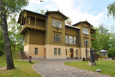 Kuldiga, Haziran 03: Eski kasabanın mimarisi 3 Haziran 2020 'de Letonya' nın Kuldiga kentinde. Kuldiga, Latvijas 'ın batı kesiminde, kendine özgü mimarisi olan antik bir şehirdir.