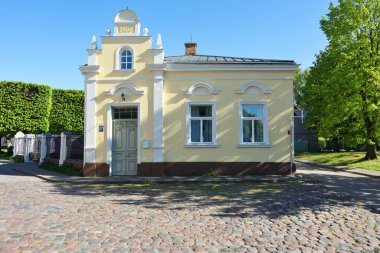 Ventspils, Haziran 02: Eski kasabanın mimarisi 02 Haziran 2020, Ventspils, Letonya. Ventspils Letonya 'nın kuzeybatısında Letonya' nın tarihi Courland bölgesinde bir şehirdir..
