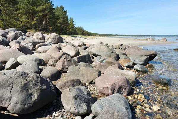 Stora Stenar Vid Östersjökusten Lettland — Stockfoto