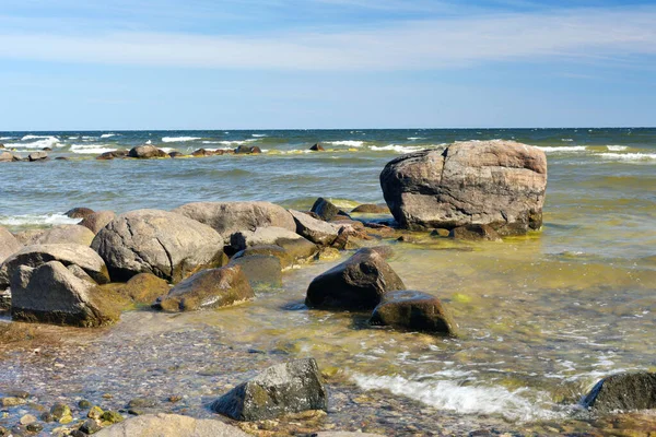 Stora Stenar Vid Östersjökusten Lettland — Stockfoto