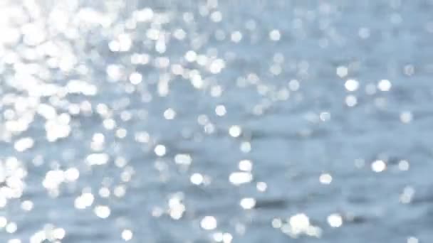 Bokeh soleil reflets dans la surface de l'eau. Rayons de soleil scintillant dans le cours d'eau. 
