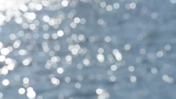 Bokeh soleil reflets dans la surface de l'eau. Rayons de soleil scintillant dans le cours d'eau. 