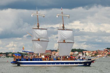 Mikolajki, Polonya, 12 Temmuz 2020 'de Polonya' nın Mikolajki kentinde tekneler limanda. Mikolajki, Polonya 'nın kuzeydoğusundaki Ilık-Masurian Voyvoda bir tatil köyüdür..