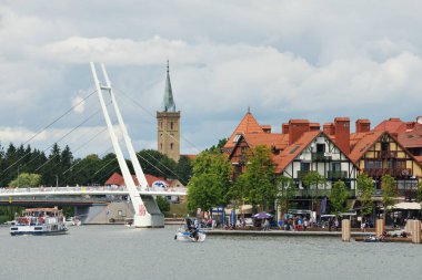 Mikolajki, Polonya, 12 Temmuz 2020 'de gölden şehre Mikolajki, Polonya' da görüldü. Mikolajki, Polonya 'nın kuzeydoğusundaki Ilık-Masurian Voyvoda bir tatil köyüdür..