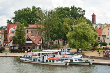 Mikolajki, Polonya, 12 Temmuz 2020 'de Polonya' nın Mikolajki kentinde tekneler limanda. Mikolajki, Polonya 'nın kuzeydoğusundaki Ilık-Masurian Voyvoda bir tatil köyüdür..