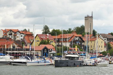Mikolajki, Polonya, 12 Temmuz 2020 'de Polonya' nın Mikolajki kentinde tekneler limanda. Mikolajki, Polonya 'nın kuzeydoğusundaki Ilık-Masurian Voyvoda bir tatil köyüdür..
