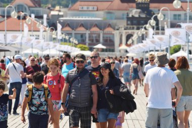 Sopot, 14 Temmuz: 14 Temmuz 2020 'de Polonya' nın Sopot kentinde Avrupa 'nın en uzun tahta iskelesinde yürüyen insanlar. Sopot, Doğu Pomeranya 'da bir sahil kentidir.