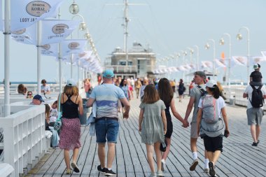 Sopot, 14 Temmuz: 14 Temmuz 2020 'de Polonya' nın Sopot kentinde Avrupa 'nın en uzun tahta iskelesinde yürüyen insanlar. Sopot, Doğu Pomeranya 'da bir sahil kentidir.