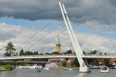 Mikolajki, Polonya, 12 Temmuz 2020 'de gölden şehre Mikolajki, Polonya' da görüldü. Mikolajki, Polonya 'nın kuzeydoğusundaki Ilık-Masurian Voyvoda bir tatil köyüdür..