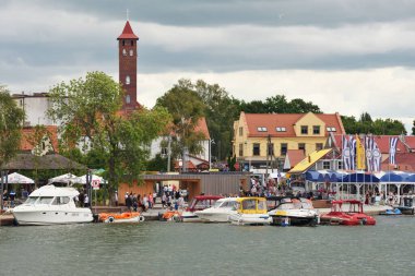 Mikolajki, Polonya, 12 Temmuz 2020 'de Polonya' nın Mikolajki kentinde tekneler limanda. Mikolajki, Polonya 'nın kuzeydoğusundaki Ilık-Masurian Voyvoda bir tatil köyüdür..
