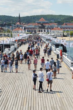 Sopot, 14 Temmuz: 14 Temmuz 2020 'de Polonya' nın Sopot kentinde Avrupa 'nın en uzun tahta iskelesinde yürüyen insanlar. Sopot, Doğu Pomeranya 'da bir sahil kentidir.