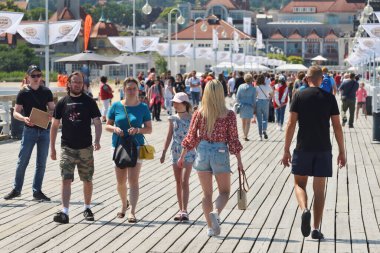 Sopot, 14 Temmuz: 14 Temmuz 2020 'de Polonya' nın Sopot kentinde Avrupa 'nın en uzun tahta iskelesinde yürüyen insanlar. Sopot, Doğu Pomeranya 'da bir sahil kentidir.