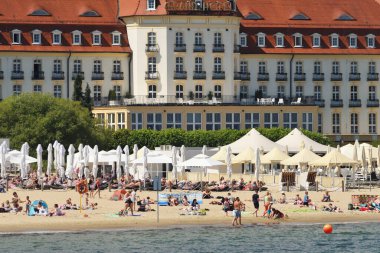 Sopot, 14 Temmuz: 14 Temmuz 2020 'de halk plajındaki insanlar Polonya' nın Sopot kentinde. Sopot, Doğu Pomeranya 'da bir sahil kentidir.