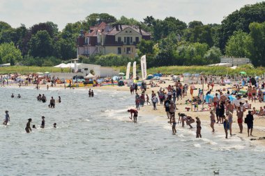 Sopot, 14 Temmuz: 14 Temmuz 2020 'de halk plajındaki insanlar Polonya' nın Sopot kentinde. Sopot, Doğu Pomeranya 'da bir sahil kentidir.