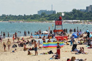 Sopot, 14 Temmuz: 14 Temmuz 2020 'de halk plajındaki insanlar Polonya' nın Sopot kentinde. Sopot, Doğu Pomeranya 'da bir sahil kentidir.