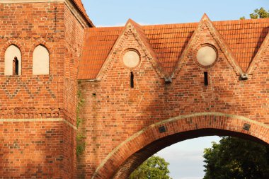Torun, 13 Temmuz Töton Kalesi 13 Temmuz 2020 'de Polonya' nın Torun kentinde yıkıldı. Torun, Polonya 'nın kuzeyindeki Vistula Nehri üzerinde tarihi bir şehirdir.