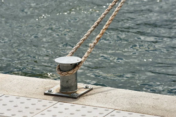 那根把船拴在码头上的金属杆上的绳子 — 图库照片