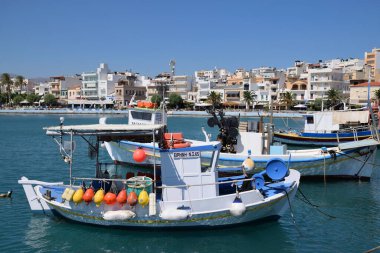 Sitia, 12 Ağustos 2020 'de Yunanistan' ın Sitia kentindeki limanda balıkçı teknesi. Sitia Yunanistan 'ın Girit ilinin Lasithi ilçesine bağlı bir beldedir.
