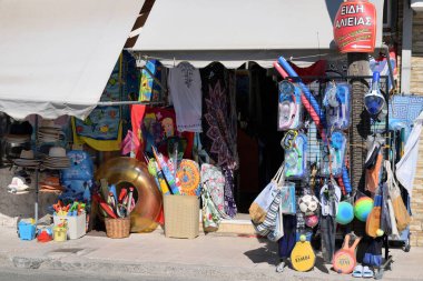 Ierapetra, 13 Ağustos: 13 Ağustos 2020 'de Yunanistan' ın Ierapetra kentinden alışveriş. Ierapetra Girit 'in güney kıyısında bir kasaba ve belediyedir.