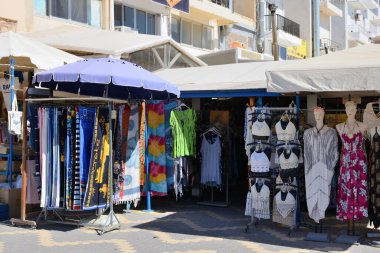 Ierapetra, 13 Ağustos: 13 Ağustos 2020 'de Yunanistan' ın Ierapetra kentinden alışveriş. Ierapetra Girit 'in güney kıyısında bir kasaba ve belediyedir.