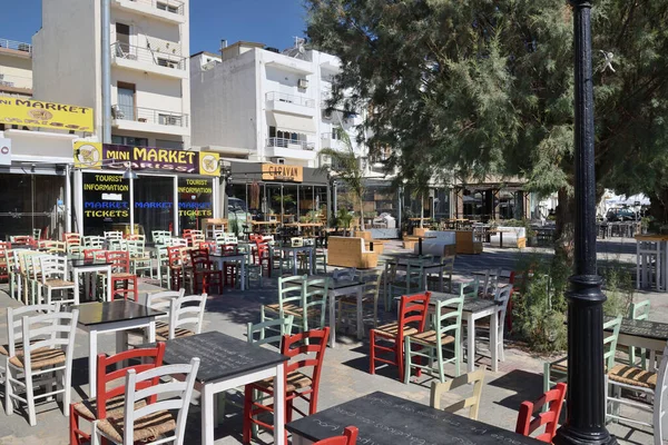 8月13日イエラペトラ ギリシャのイエラペトラで2020年8月13日に港内のお店やレストラン イエラペトラ Ierapetra はクレタ島の南海岸の町や自治体 — ストック写真