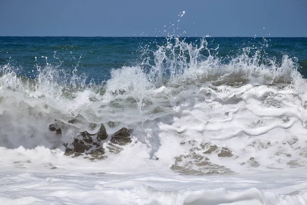 Ondas Mar Quebram Costa Durante Uma Tempestade — Fotografia de Stock