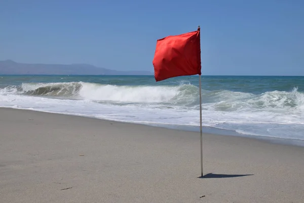Czerwona Flaga Tropikalnej Plaży — Zdjęcie stockowe
