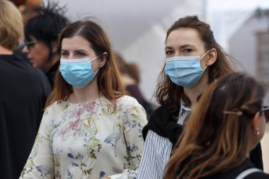 Vilnius, Litvanya - Eylül 05: Koruyucu maskeli tanımlanamayan kişiler, 5 Eylül 2020 