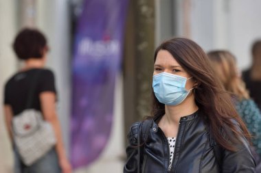 Vilnius, Litvanya - Eylül 05: Koruyucu maskeli tanımlanamayan kişiler, 5 Eylül 2020 