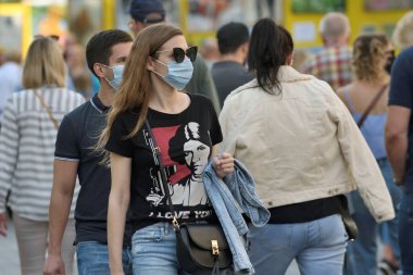 Vilnius, Litvanya - Eylül 05: Koruyucu maskeli tanımlanamayan kişiler, 5 Eylül 2020 