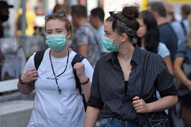 Vilnius, Litvanya - Eylül 05: Koruyucu maskeli tanımlanamayan kişiler, 5 Eylül 2020 