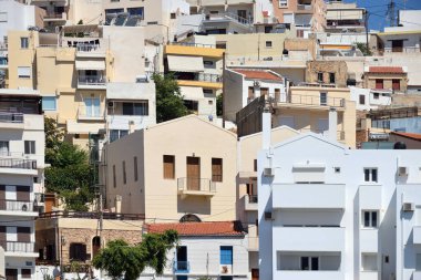 Sitia, 12 Ağustos 2020 'de Yunanistan' ın Sitia kentinde şehir mimarisi. Sitia Yunanistan 'ın Girit ilinin Lasithi ilçesine bağlı bir beldedir.