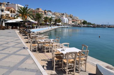 Sitia, 12 Ağustos 2020 'de Yunanistan' ın Sitia kentindeki limandaki dükkanlar ve restoranlar. Sitia Yunanistan 'ın Girit ilinin Lasithi ilçesine bağlı bir beldedir.