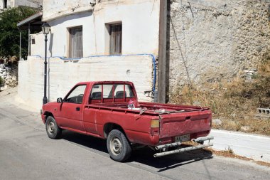 Yunanistan, Girit - 13 Ağustos 2020: Girit 'te eski Toyota kamyonu. Toyota Motor Corporation, genellikle Toyota olarak kısaltılır, çok uluslu bir Japon otomotiv üreticisidir..